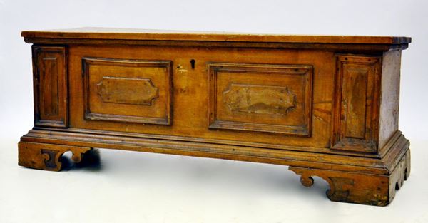 Cassapanca, sec. XIX, in noce, frontale a pannelli&nbsp;&nbsp;&nbsp;&nbsp;&nbsp;&nbsp;&nbsp;&nbsp;&nbsp;&nbsp;&nbsp;&nbsp;&nbsp;&nbsp;&nbsp;&nbsp;&nbsp;&nbsp;&nbsp;&nbsp;&nbsp;&nbsp;&nbsp;&nbsp;  - Asta Gioielli, Arredi d'antiquariato, Dipinti dal XVI al XX Secolo e Argenti - Poggio Bracciolini Casa d'Aste