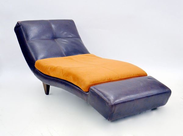 Dormeuse, anni 70, imbottita e ricoperta in pelle,&nbsp;&nbsp;&nbsp;&nbsp;&nbsp;&nbsp;&nbsp;&nbsp;&nbsp;&nbsp;&nbsp;&nbsp;&nbsp;&nbsp;&nbsp;&nbsp;&nbsp;&nbsp;&nbsp;&nbsp;&nbsp;&nbsp;&nbsp;&nbsp;  - Asta Gioielli, Arredi d'antiquariato, Dipinti dal XVI al XX Secolo e Argenti - Poggio Bracciolini Casa d'Aste