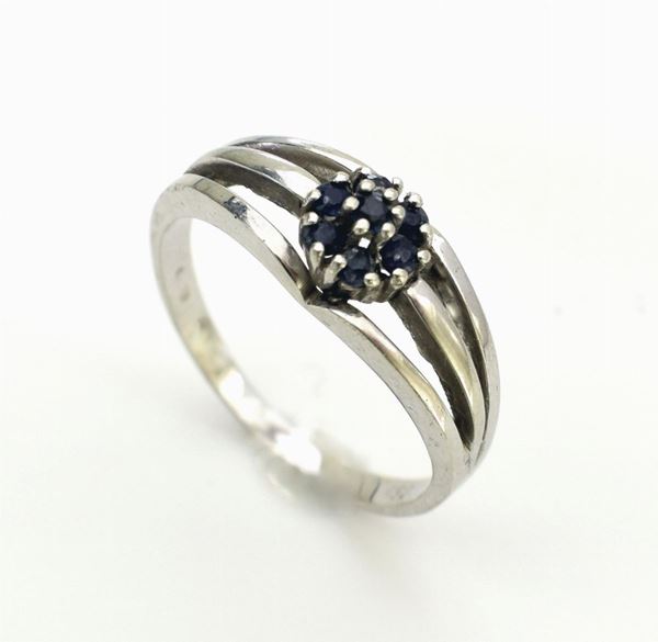 ANELLO IN ORO BIANCO 18 KT E ZAFFIRI&nbsp;&nbsp;&nbsp;&nbsp;&nbsp;&nbsp;&nbsp;&nbsp;&nbsp;&nbsp;&nbsp;&nbsp;&nbsp;&nbsp;&nbsp;&nbsp;&nbsp;&nbsp;&nbsp;&nbsp;&nbsp;&nbsp;&nbsp;&nbsp;&nbsp;&nbsp;&nbsp;&nbsp;&nbsp;&nbsp;&nbsp;&nbsp;&nbsp;&nbsp;&nbsp;&nbsp;&nbsp;&nbsp;