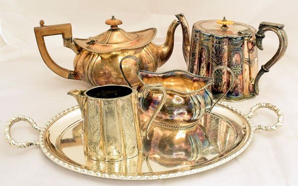 TEIERA ,LATTIERA, VASSOIO, TEIERA E UNA LATTIERA&nbsp;&nbsp;&nbsp;&nbsp;&nbsp;&nbsp;&nbsp;&nbsp;&nbsp;&nbsp;&nbsp;&nbsp;&nbsp;&nbsp;&nbsp;&nbsp;&nbsp;&nbsp;&nbsp;&nbsp;&nbsp;&nbsp;&nbsp;&nbsp;&nbsp;&nbsp;  - Asta Antiquariato, Collezionismo e Gioielli - Poggio Bracciolini Casa d'Aste