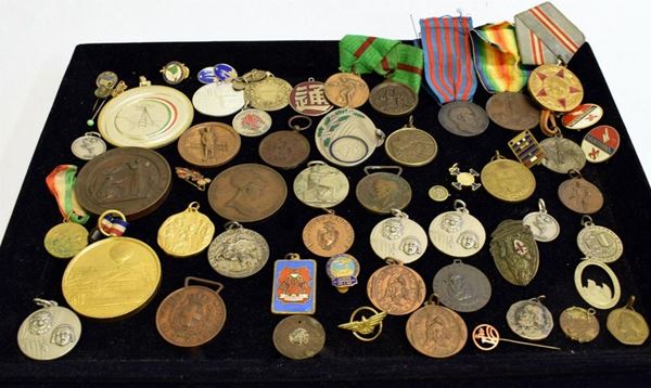 Lotto di cinquanta tra medaglie, spille e souvenir&nbsp;&nbsp;&nbsp;&nbsp;&nbsp;&nbsp;&nbsp;&nbsp;&nbsp;&nbsp;&nbsp;&nbsp;&nbsp;&nbsp;&nbsp;&nbsp;&nbsp;&nbsp;&nbsp;&nbsp;&nbsp;&nbsp;&nbsp;&nbsp;  - Asta Antiquariato, Collezionismo e Gioielli - Poggio Bracciolini Casa d'Aste