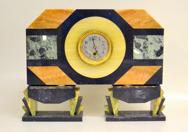 Orologio da tavolo, sec. XX, in marmo, mostra circolare, cm 50x9,5x38, difetti