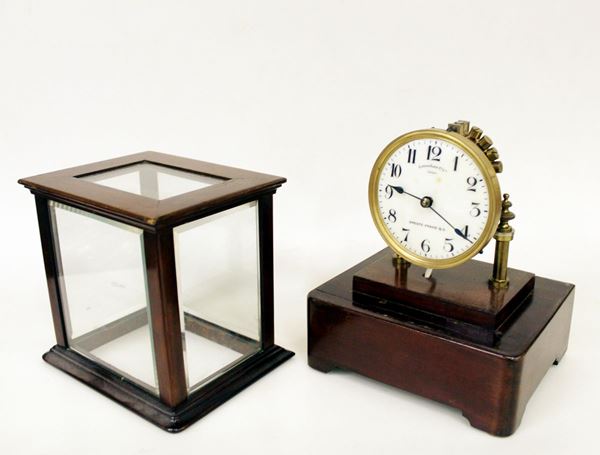 Orologio da tavolo, Londra, sec. XX&nbsp;&nbsp;&nbsp;&nbsp;&nbsp;&nbsp;&nbsp;&nbsp;&nbsp;&nbsp;&nbsp;&nbsp;&nbsp;&nbsp;&nbsp;&nbsp;&nbsp;&nbsp;&nbsp;&nbsp;&nbsp;&nbsp;&nbsp;&nbsp;&nbsp;&nbsp;&nbsp;&nbsp;&nbsp;&nbsp;&nbsp;&nbsp;&nbsp;&nbsp;&nbsp;&nbsp;&nbsp;&nbsp;&nbsp;