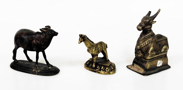 Serie di tre sculturine, sec. XIX/XX&nbsp;&nbsp;&nbsp;&nbsp;&nbsp;&nbsp;&nbsp;&nbsp;&nbsp;&nbsp;&nbsp;&nbsp;&nbsp;&nbsp;&nbsp;&nbsp;&nbsp;&nbsp;&nbsp;&nbsp;&nbsp;&nbsp;&nbsp;&nbsp;&nbsp;&nbsp;&nbsp;&nbsp;&nbsp;&nbsp;&nbsp;&nbsp;&nbsp;&nbsp;&nbsp;&nbsp;&nbsp;&nbsp;