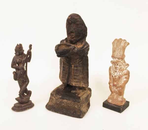 Serie di tre sculturine, sec. XIX/XX&nbsp;&nbsp;&nbsp;&nbsp;&nbsp;&nbsp;&nbsp;&nbsp;&nbsp;&nbsp;&nbsp;&nbsp;&nbsp;&nbsp;&nbsp;&nbsp;&nbsp;&nbsp;&nbsp;&nbsp;&nbsp;&nbsp;&nbsp;&nbsp;&nbsp;&nbsp;&nbsp;&nbsp;&nbsp;&nbsp;&nbsp;&nbsp;&nbsp;&nbsp;&nbsp;&nbsp;&nbsp;&nbsp;