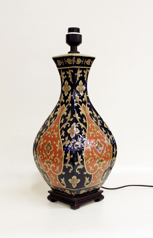 Lume da tavolo, arte orientale, sec. XX&nbsp;&nbsp;&nbsp;&nbsp;&nbsp;&nbsp;&nbsp;&nbsp;&nbsp;&nbsp;&nbsp;&nbsp;&nbsp;&nbsp;&nbsp;&nbsp;&nbsp;&nbsp;&nbsp;&nbsp;&nbsp;&nbsp;&nbsp;&nbsp;&nbsp;&nbsp;&nbsp;&nbsp;&nbsp;&nbsp;&nbsp;&nbsp;&nbsp;&nbsp;&nbsp;