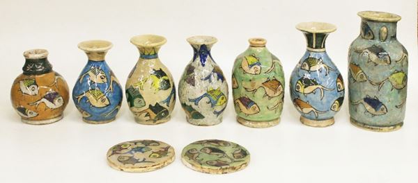 Sette vasetti e due sotto bicchieri, Iran, sec. XX&nbsp;&nbsp;&nbsp;&nbsp;&nbsp;&nbsp;&nbsp;&nbsp;&nbsp;&nbsp;&nbsp;&nbsp;&nbsp;&nbsp;&nbsp;&nbsp;&nbsp;&nbsp;&nbsp;&nbsp;&nbsp;&nbsp;&nbsp;&nbsp;  - Asta Antiquariato, Collezionismo e Gioielli - Poggio Bracciolini Casa d'Aste
