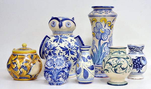 Sette maioliche, manifattura Caltagirone, sec. XX&nbsp;&nbsp;&nbsp;&nbsp;&nbsp;&nbsp;&nbsp;&nbsp;&nbsp;&nbsp;&nbsp;&nbsp;&nbsp;&nbsp;&nbsp;&nbsp;&nbsp;&nbsp;&nbsp;&nbsp;&nbsp;&nbsp;&nbsp;&nbsp;&nbsp;  - Asta Antiquariato, Collezionismo e Gioielli - Poggio Bracciolini Casa d'Aste