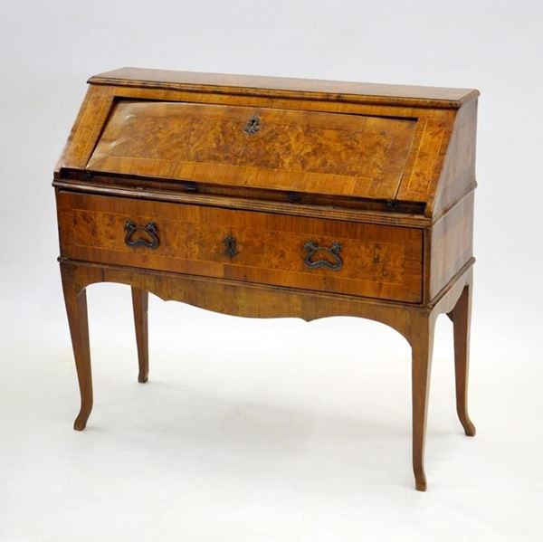Ribalta, sec. XVIII, lastronata in radica, un cassetto&nbsp;&nbsp;&nbsp;&nbsp;&nbsp;&nbsp;&nbsp;&nbsp;&nbsp;&nbsp;&nbsp;&nbsp;&nbsp;&nbsp;&nbsp;&nbsp;&nbsp;&nbsp;&nbsp;&nbsp;  - Asta Antiquariato, Collezionismo e Gioielli - Poggio Bracciolini Casa d'Aste