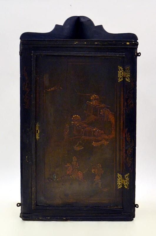 Angoliera da parete, sec. XIX, in legno decorato&nbsp;&nbsp;&nbsp;&nbsp;&nbsp;&nbsp;&nbsp;&nbsp;&nbsp;&nbsp;&nbsp;&nbsp;&nbsp;&nbsp;&nbsp;&nbsp;&nbsp;&nbsp;&nbsp;&nbsp;&nbsp;&nbsp;&nbsp;&nbsp;&nbsp;&nbsp;