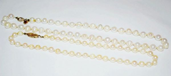 DUE COLLANE IN ORO A BASSO TITOLO, ARGENTO E PERLE&nbsp;&nbsp;&nbsp;&nbsp;&nbsp;&nbsp;&nbsp;&nbsp;&nbsp;&nbsp;&nbsp;&nbsp;&nbsp;&nbsp;&nbsp;&nbsp;&nbsp;&nbsp;&nbsp;&nbsp;&nbsp;&nbsp;&nbsp;&nbsp;  - Asta Arredi antichi e contemporanei, Gioielli, Collectibles - Poggio Bracciolini Casa d'Aste