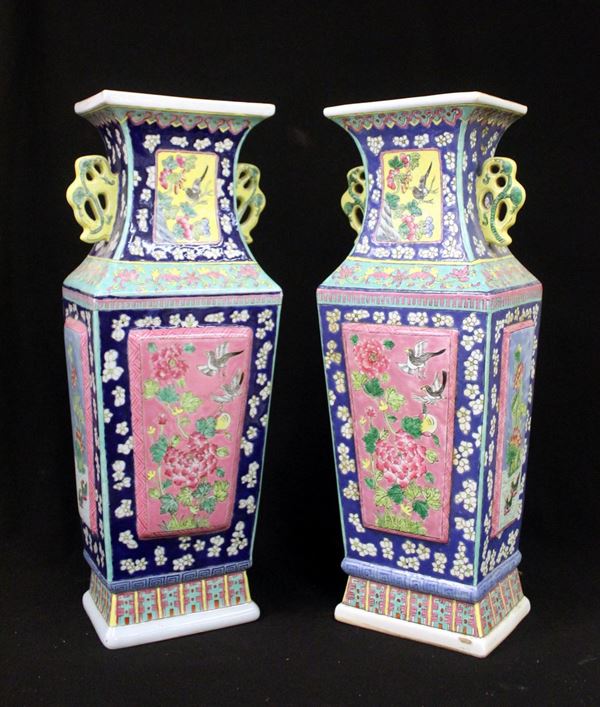 Coppia di vasi, Cina, sec. XX&nbsp;&nbsp;&nbsp;&nbsp;&nbsp;&nbsp;&nbsp;&nbsp;&nbsp;&nbsp;&nbsp;&nbsp;&nbsp;&nbsp;&nbsp;&nbsp;&nbsp;&nbsp;&nbsp;&nbsp;&nbsp;&nbsp;&nbsp;&nbsp;&nbsp;&nbsp;&nbsp;&nbsp;&nbsp;&nbsp;&nbsp;&nbsp;&nbsp;&nbsp;&nbsp;&nbsp;&nbsp;&nbsp;&nbsp;&nbsp;&nbsp;&nbsp;&nbsp;&nbsp;&nbsp;
