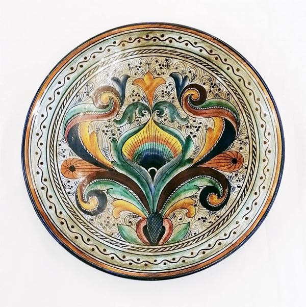 Piatto da parete, manifattura Deruta, sec. XX&nbsp;&nbsp;&nbsp;&nbsp;&nbsp;&nbsp;&nbsp;&nbsp;&nbsp;&nbsp;&nbsp;&nbsp;&nbsp;&nbsp;&nbsp;&nbsp;&nbsp;&nbsp;&nbsp;&nbsp;&nbsp;&nbsp;&nbsp;&nbsp;&nbsp;&nbsp;&nbsp;&nbsp;&nbsp;  - Asta Arredi antichi e contemporanei, Gioielli, Collectibles - Poggio Bracciolini Casa d'Aste