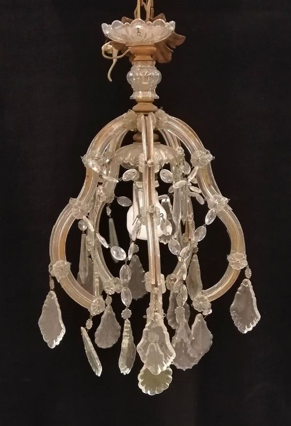  Lampadario, inizi sec. XX                                                   in vetro, una luce, alt. cm 50        