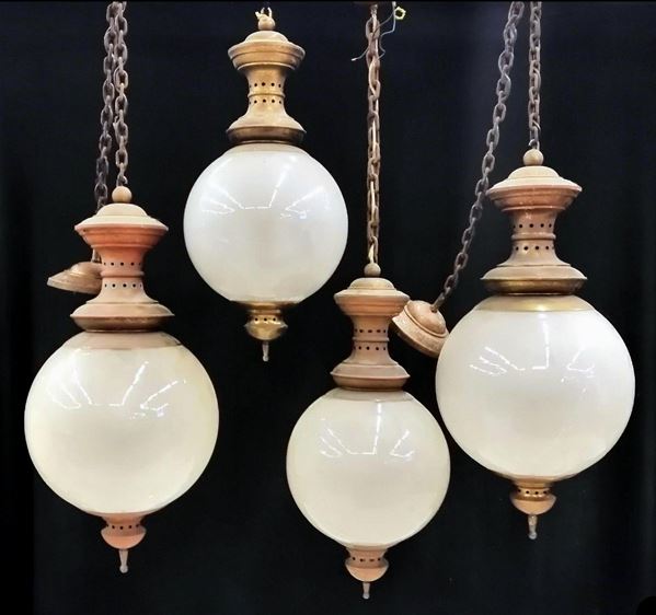 Quattro lampadari a sospensione, met&agrave; sec. XX&nbsp;&nbsp;&nbsp;&nbsp;&nbsp;&nbsp;&nbsp;&nbsp;&nbsp;&nbsp;&nbsp;&nbsp;&nbsp;&nbsp;&nbsp;&nbsp;&nbsp;&nbsp;&nbsp;&nbsp;&nbsp;&nbsp;&nbsp;&nbsp;&nbsp;&nbsp;&nbsp;&nbsp;&nbsp;