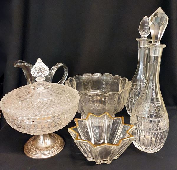 Sei fra bottiglie, centrotavola e brocche, sec. XX&nbsp;&nbsp;&nbsp;&nbsp;&nbsp;&nbsp;&nbsp;&nbsp;&nbsp;&nbsp;&nbsp;&nbsp;&nbsp;&nbsp;&nbsp;&nbsp;&nbsp;&nbsp;&nbsp;&nbsp;&nbsp;&nbsp;&nbsp;&nbsp;  - Asta Arredi antichi e contemporanei, Gioielli, Collectibles - Poggio Bracciolini Casa d'Aste