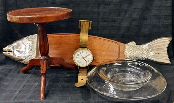 Piccolo tavolino circolare, tagliere con prese, orologio da parete,&nbsp;&nbsp;&nbsp;&nbsp;&nbsp;&nbsp;&nbsp;