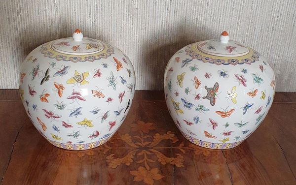 Coppia di potiche, arte orientale, sec. XX&nbsp;&nbsp;&nbsp;&nbsp;&nbsp;&nbsp;&nbsp;&nbsp;&nbsp;&nbsp;&nbsp;&nbsp;&nbsp;&nbsp;&nbsp;&nbsp;&nbsp;&nbsp;&nbsp;&nbsp;&nbsp;&nbsp;&nbsp;&nbsp;&nbsp;&nbsp;&nbsp;&nbsp;&nbsp;&nbsp;&nbsp;&nbsp;