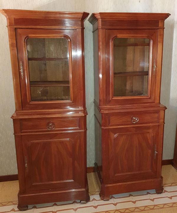 Coppia di vetrine, Inghilterra, inizi sec. XX&nbsp;&nbsp;&nbsp;&nbsp;&nbsp;&nbsp;&nbsp;&nbsp;&nbsp;&nbsp;&nbsp;&nbsp;&nbsp;&nbsp;&nbsp;&nbsp;&nbsp;&nbsp;&nbsp;&nbsp;&nbsp;&nbsp;&nbsp;&nbsp;&nbsp;&nbsp;&nbsp;&nbsp;&nbsp;  - Asta Arredi antichi e contemporanei, Gioielli, Collectibles - Poggio Bracciolini Casa d'Aste