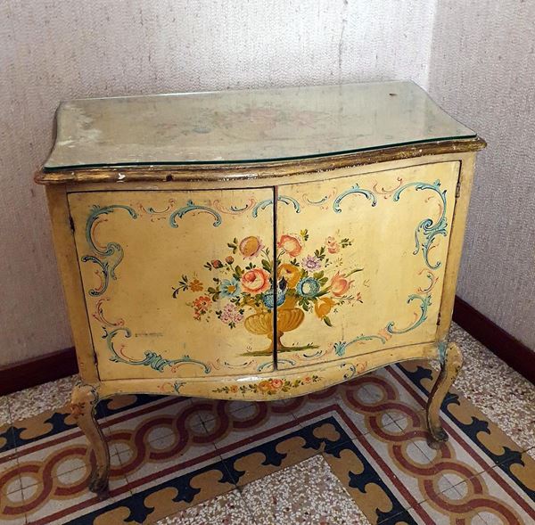 Credenzino, in stile 700                                                    - Asta Arredi antichi e contemporanei, Gioielli, Collectibles - Poggio Bracciolini Casa d'Aste