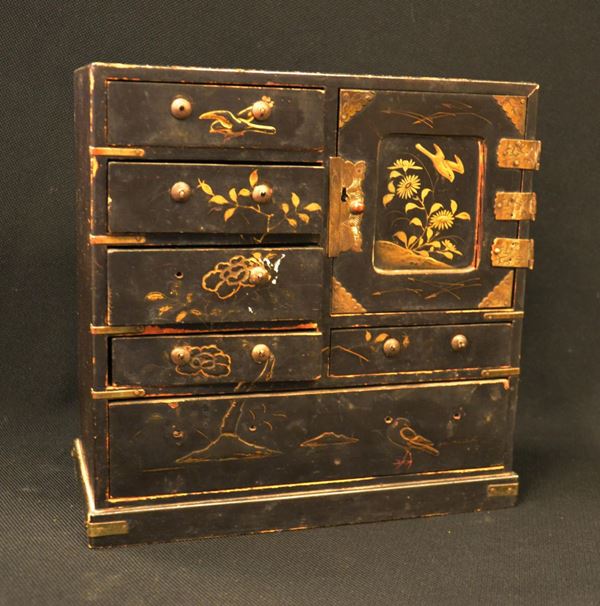 Modellino di credenza, arte orientale, sec. XX&nbsp;&nbsp;&nbsp;&nbsp;&nbsp;&nbsp;&nbsp;&nbsp;&nbsp;&nbsp;&nbsp;&nbsp;&nbsp;&nbsp;&nbsp;&nbsp;&nbsp;&nbsp;&nbsp;&nbsp;&nbsp;&nbsp;&nbsp;&nbsp;&nbsp;&nbsp;&nbsp;&nbsp;