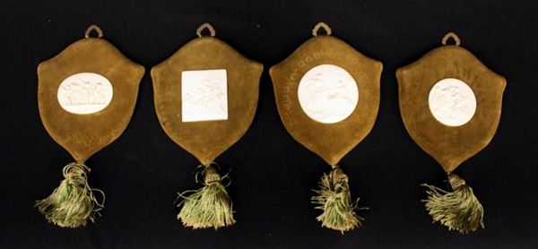 Serie di quattro placche in biscuit, sec. XX&nbsp;&nbsp;&nbsp;&nbsp;&nbsp;&nbsp;&nbsp;&nbsp;&nbsp;&nbsp;&nbsp;&nbsp;&nbsp;&nbsp;&nbsp;&nbsp;&nbsp;&nbsp;&nbsp;&nbsp;&nbsp;&nbsp;&nbsp;&nbsp;&nbsp;&nbsp;&nbsp;&nbsp;&nbsp;&nbsp;  - Asta Arredi antichi e contemporanei, Gioielli, Collectibles - Poggio Bracciolini Casa d'Aste