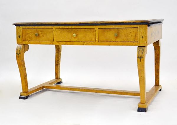 Scrivania, sec. XX, in acero intarsiato, tre cassetti,&nbsp;&nbsp;&nbsp;&nbsp;&nbsp;&nbsp;&nbsp;&nbsp;&nbsp;&nbsp;&nbsp;&nbsp;&nbsp;&nbsp;&nbsp;&nbsp;&nbsp;&nbsp;&nbsp;&nbsp;  - Asta Arredi antichi e contemporanei, Gioielli, Collectibles - Poggio Bracciolini Casa d'Aste
