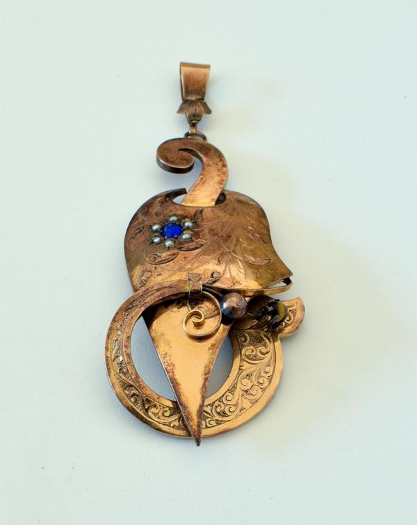 PENDENTE IN ORO KT 14 , ZAFFIRO E MICROPERLE&nbsp;&nbsp;&nbsp;&nbsp;&nbsp;&nbsp;&nbsp;&nbsp;&nbsp;&nbsp;&nbsp;&nbsp;&nbsp;&nbsp;&nbsp;&nbsp;&nbsp;&nbsp;&nbsp;&nbsp;&nbsp;&nbsp;&nbsp;&nbsp;&nbsp;&nbsp;&nbsp;&nbsp;&nbsp;&nbsp;  - Asta Gioielli, Argenti, Arredi, Oggetti d'arte e Dipinti - Poggio Bracciolini Casa d'Aste