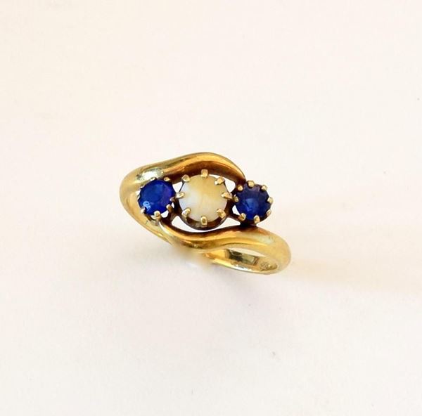 ANELLO IN ORO KT 18 , ZAFFIRI E PIETRA&nbsp;&nbsp;&nbsp;&nbsp;&nbsp;&nbsp;&nbsp;&nbsp;&nbsp;&nbsp;&nbsp;&nbsp;&nbsp;&nbsp;&nbsp;&nbsp;&nbsp;&nbsp;&nbsp;&nbsp;&nbsp;&nbsp;&nbsp;&nbsp;&nbsp;&nbsp;&nbsp;&nbsp;&nbsp;&nbsp;&nbsp;&nbsp;&nbsp;&nbsp;&nbsp;&nbsp;