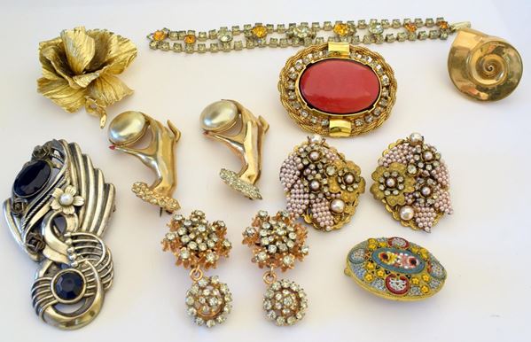 DIECI, TRA SPILLE, ORECCHINI, ANELLO E BRACCIALE&nbsp;&nbsp;&nbsp;&nbsp;&nbsp;&nbsp;&nbsp;&nbsp;&nbsp;&nbsp;&nbsp;&nbsp;&nbsp;&nbsp;&nbsp;&nbsp;&nbsp;&nbsp;&nbsp;&nbsp;&nbsp;&nbsp;&nbsp;&nbsp;&nbsp;&nbsp;
