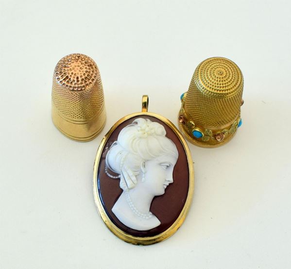 DUE DITALI PER CUCITO IN ORO A BASSO TITOLO                                 - Asta Gioielli, Argenti, Arredi, Oggetti d'arte e Dipinti - Poggio Bracciolini Casa d'Aste