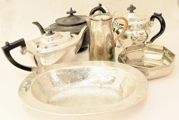 TRE TEIERE, BRICCO, CIOTOLA E VASSOIO , SEC. XX&nbsp;&nbsp;&nbsp;&nbsp;&nbsp;&nbsp;&nbsp;&nbsp;&nbsp;&nbsp;&nbsp;&nbsp;&nbsp;&nbsp;&nbsp;&nbsp;&nbsp;&nbsp;&nbsp;&nbsp;&nbsp;&nbsp;&nbsp;&nbsp;&nbsp;&nbsp;&nbsp;  - Asta Gioielli, Argenti, Arredi, Oggetti d'arte e Dipinti - Poggio Bracciolini Casa d'Aste