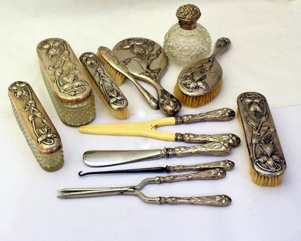 LOTTO DI UNDICI OGGETTI DA TOELETTE INIZI SEC.XX                            - Asta Gioielli, Argenti, Arredi, Oggetti d'arte e Dipinti - Poggio Bracciolini Casa d'Aste