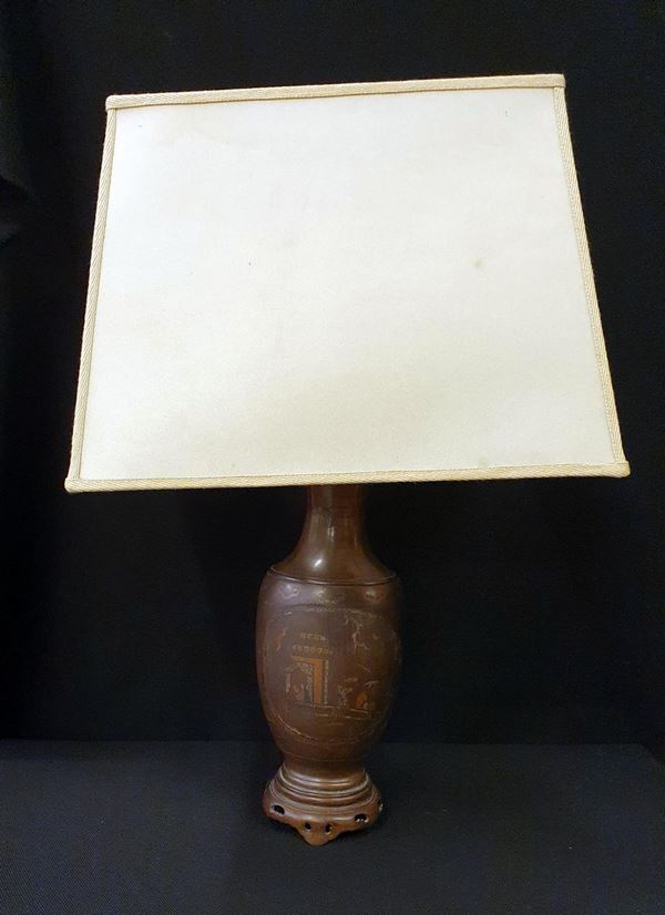 Lume da tavolo, arte orientale, sec. XX&nbsp;&nbsp;&nbsp;&nbsp;&nbsp;&nbsp;&nbsp;&nbsp;&nbsp;&nbsp;&nbsp;&nbsp;&nbsp;&nbsp;&nbsp;&nbsp;&nbsp;&nbsp;&nbsp;&nbsp;&nbsp;&nbsp;&nbsp;&nbsp;&nbsp;&nbsp;&nbsp;&nbsp;&nbsp;&nbsp;&nbsp;&nbsp;&nbsp;&nbsp;&nbsp;