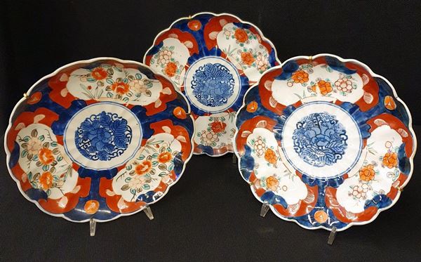 Tre piatti, arte orientale, sec. XX                                         - Asta Gioielli, Argenti, Arredi, Oggetti d'arte e Dipinti - Poggio Bracciolini Casa d'Aste