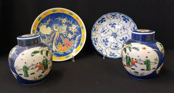 Coppia di potiche e due piatti, arte orientale, sec. XX&nbsp;&nbsp;&nbsp;&nbsp;&nbsp;&nbsp;&nbsp;&nbsp;&nbsp;&nbsp;&nbsp;&nbsp;&nbsp;&nbsp;&nbsp;&nbsp;&nbsp;&nbsp;&nbsp;