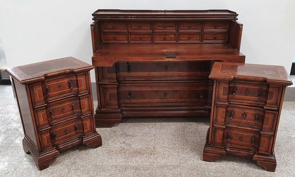 Cassettone e coppia di comodini, in stile '600                            