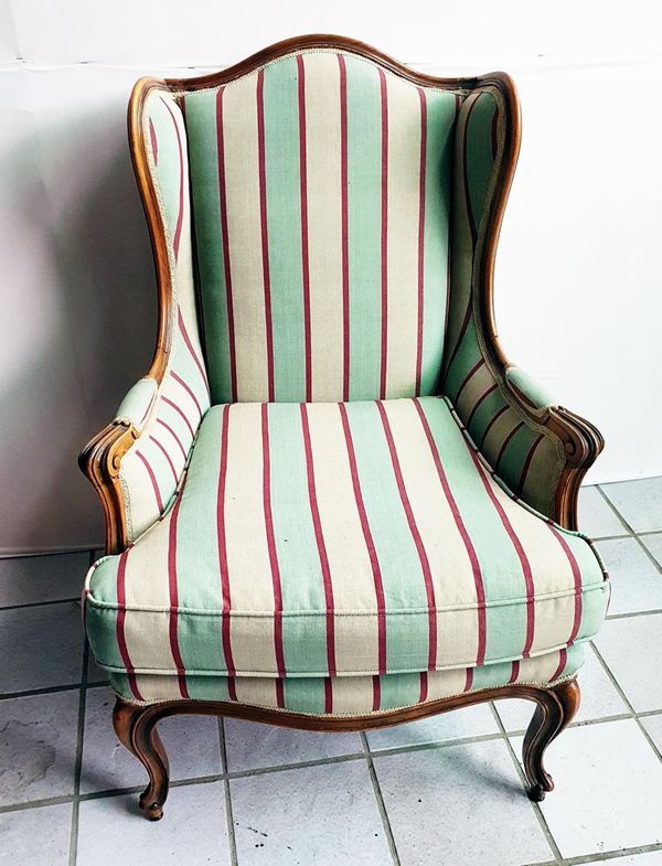 Poltrona tipo Bergere fusto in noce, sec. XX&nbsp;&nbsp;&nbsp;&nbsp;&nbsp;&nbsp;&nbsp;&nbsp;&nbsp;&nbsp;&nbsp;&nbsp;&nbsp;&nbsp;&nbsp;&nbsp;&nbsp;&nbsp;&nbsp;&nbsp;&nbsp;&nbsp;&nbsp;&nbsp;&nbsp;&nbsp;&nbsp;&nbsp;&nbsp;