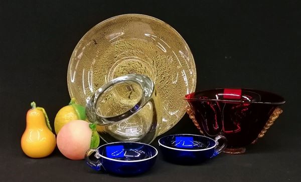 Lotto composto da piatto, alzata, tre soprammobili raffiguranti frutta, due