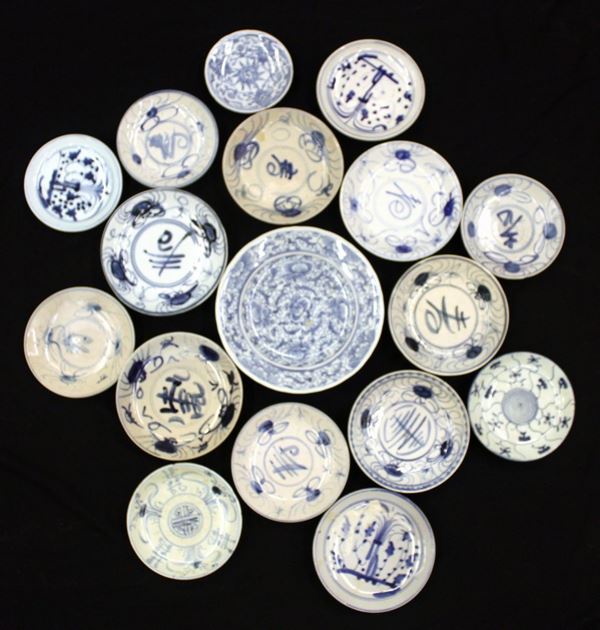 Piattini ed un piccolo contenitore, arte orientale, in ceramica bianco-blu,