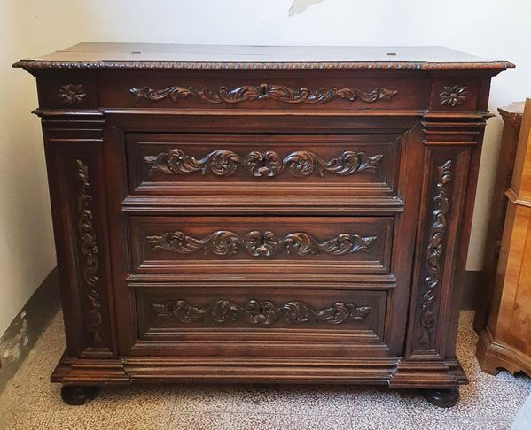 Cassettone, in stile Rinascimento, in noce, tre cassetti, piano da alzarsi,