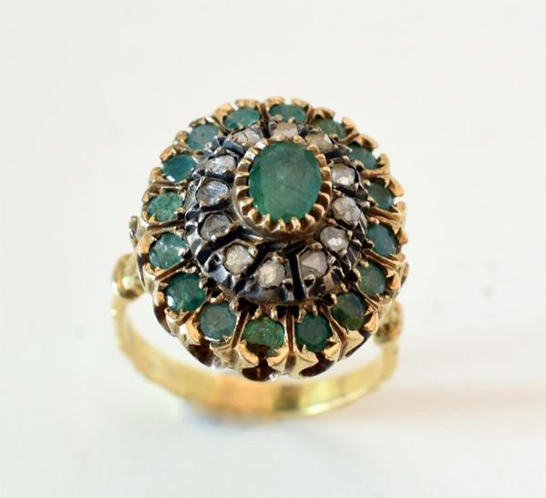 ANELLO , INIZI SEC. XX , IN ORO 18 KT, ARGENTO, SMERALDI&nbsp;&nbsp;&nbsp;&nbsp;&nbsp;&nbsp;&nbsp;&nbsp;&nbsp;&nbsp;&nbsp;&nbsp;&nbsp;&nbsp;&nbsp;&nbsp;&nbsp;&nbsp;