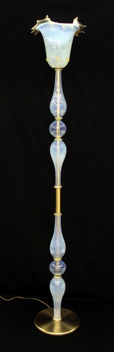 Piantana, Murano, sec. XX&nbsp;&nbsp;&nbsp;&nbsp;&nbsp;&nbsp;&nbsp;&nbsp;&nbsp;&nbsp;&nbsp;&nbsp;&nbsp;&nbsp;&nbsp;&nbsp;&nbsp;&nbsp;&nbsp;&nbsp;&nbsp;&nbsp;&nbsp;&nbsp;&nbsp;&nbsp;&nbsp;&nbsp;&nbsp;&nbsp;&nbsp;&nbsp;&nbsp;&nbsp;&nbsp;&nbsp;&nbsp;&nbsp;&nbsp;&nbsp;&nbsp;&nbsp;&nbsp;&nbsp;&nbsp;&nbsp;&nbsp;&nbsp;&nbsp;