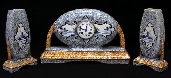 Orologio e due vasi, inizi sec. XX&nbsp;&nbsp;&nbsp;&nbsp;&nbsp;&nbsp;&nbsp;&nbsp;&nbsp;&nbsp;&nbsp;&nbsp;&nbsp;&nbsp;&nbsp;&nbsp;&nbsp;&nbsp;&nbsp;&nbsp;&nbsp;&nbsp;&nbsp;&nbsp;&nbsp;&nbsp;&nbsp;&nbsp;&nbsp;&nbsp;&nbsp;&nbsp;&nbsp;&nbsp;&nbsp;&nbsp;&nbsp;&nbsp;&nbsp;&nbsp;