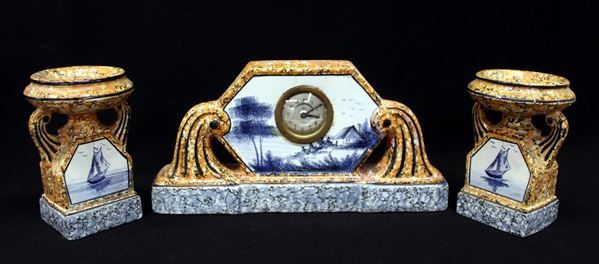 Orologio e due alzatine, inizi sec. XX&nbsp;&nbsp;&nbsp;&nbsp;&nbsp;&nbsp;&nbsp;&nbsp;&nbsp;&nbsp;&nbsp;&nbsp;&nbsp;&nbsp;&nbsp;&nbsp;&nbsp;&nbsp;&nbsp;&nbsp;&nbsp;&nbsp;&nbsp;&nbsp;&nbsp;&nbsp;&nbsp;&nbsp;&nbsp;&nbsp;&nbsp;&nbsp;&nbsp;&nbsp;&nbsp;&nbsp;