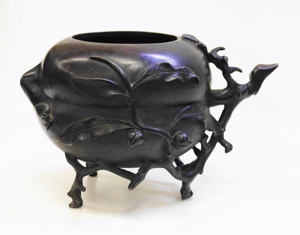 Vaso, Cina, dinastia Qing, in bronzo patinato, decorato a motivi fogliati e