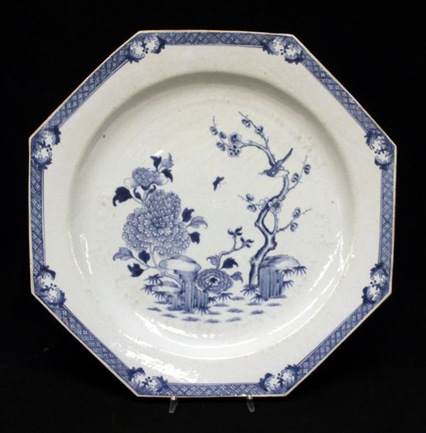 Piatto ottagonale, arte orientale, sec. XIX&nbsp;&nbsp;&nbsp;&nbsp;&nbsp;&nbsp;&nbsp;&nbsp;&nbsp;&nbsp;&nbsp;&nbsp;&nbsp;&nbsp;&nbsp;&nbsp;&nbsp;&nbsp;&nbsp;&nbsp;&nbsp;&nbsp;&nbsp;&nbsp;&nbsp;&nbsp;&nbsp;&nbsp;&nbsp;&nbsp;&nbsp;