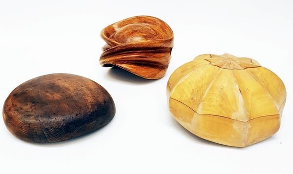 Tre forme per cappelli, inizi sec. XX,&nbsp;&nbsp;&nbsp;&nbsp;&nbsp;&nbsp;&nbsp;&nbsp;&nbsp;&nbsp;&nbsp;&nbsp;&nbsp;&nbsp;&nbsp;&nbsp;&nbsp;&nbsp;&nbsp;&nbsp;&nbsp;&nbsp;&nbsp;&nbsp;&nbsp;&nbsp;&nbsp;&nbsp;&nbsp;&nbsp;&nbsp;&nbsp;&nbsp;&nbsp;&nbsp;&nbsp;