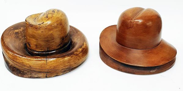 Due forme per cappelli, inizi sec. XX,&nbsp;&nbsp;&nbsp;&nbsp;&nbsp;&nbsp;&nbsp;&nbsp;&nbsp;&nbsp;&nbsp;&nbsp;&nbsp;&nbsp;&nbsp;&nbsp;&nbsp;&nbsp;&nbsp;&nbsp;&nbsp;&nbsp;&nbsp;&nbsp;&nbsp;&nbsp;&nbsp;&nbsp;&nbsp;&nbsp;&nbsp;&nbsp;&nbsp;&nbsp;&nbsp;&nbsp;