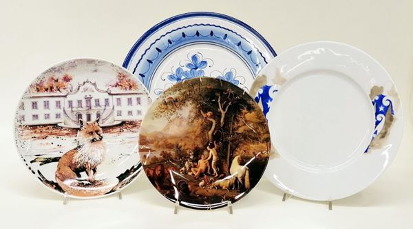 Quattro piatti da parete, sec. XX, in maiolica,&nbsp;&nbsp;&nbsp;&nbsp;&nbsp;&nbsp;&nbsp;&nbsp;&nbsp;&nbsp;&nbsp;&nbsp;&nbsp;&nbsp;&nbsp;&nbsp;&nbsp;&nbsp;&nbsp;&nbsp;&nbsp;&nbsp;&nbsp;&nbsp;&nbsp;&nbsp;&nbsp;